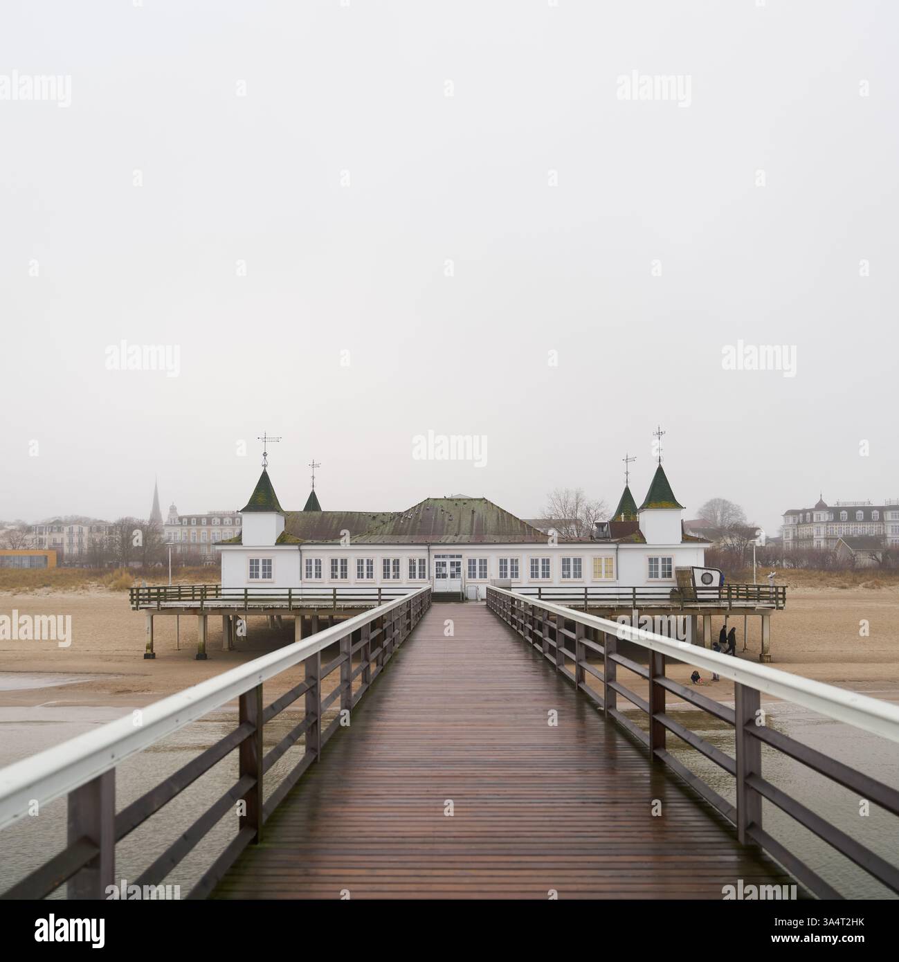 Vue sur la jetée, Seebrucke d'Ahlbeck sur la côte allemande de la mer Baltique à la ville d'Ahlbeck en hiver Banque D'Images