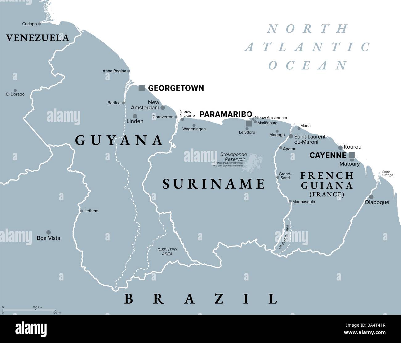 Guyana, Suriname et Guyane française, carte politique grise. Deux pays et un département d'outre-mer de la France sur la côte de l'Amérique du Sud. Banque D'Images