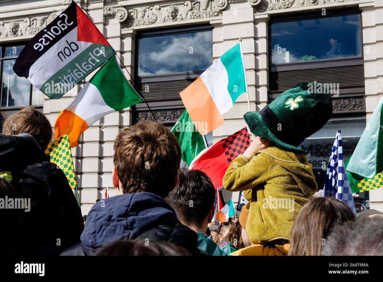 16 mars 2025 Londres, Royaume-Uni. Des partisans et des militants irlandais pour la Palestine rejoignent le parcours de la défilé de la fête de Patrick dans le centre de Londres, au Royaume-Uni Banque D'Images