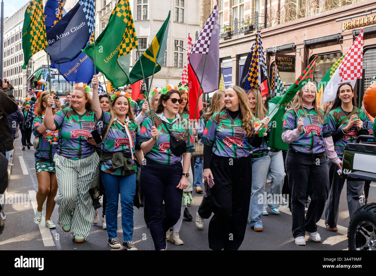 Défilé de la Saint-Patrick 2025 à Londres, Royaume-Uni. Des drapeaux sont portés le long de l'itinéraire. Banque D'Images