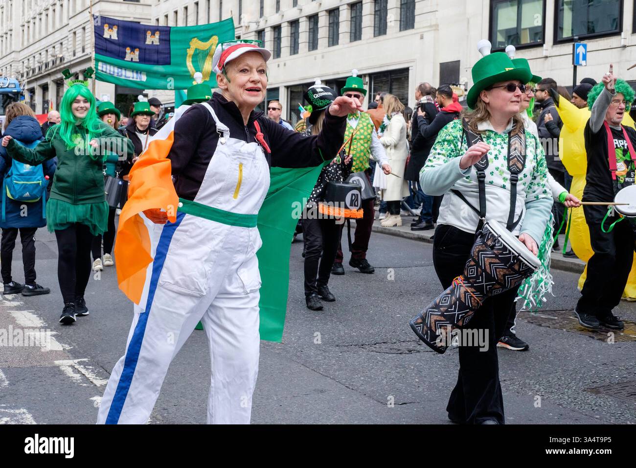 Parade de la Saint Patrick 2025 Londres, Royaume-Uni. Les participants au défilé jouent de la musique et dansent le long du parcours Banque D'Images