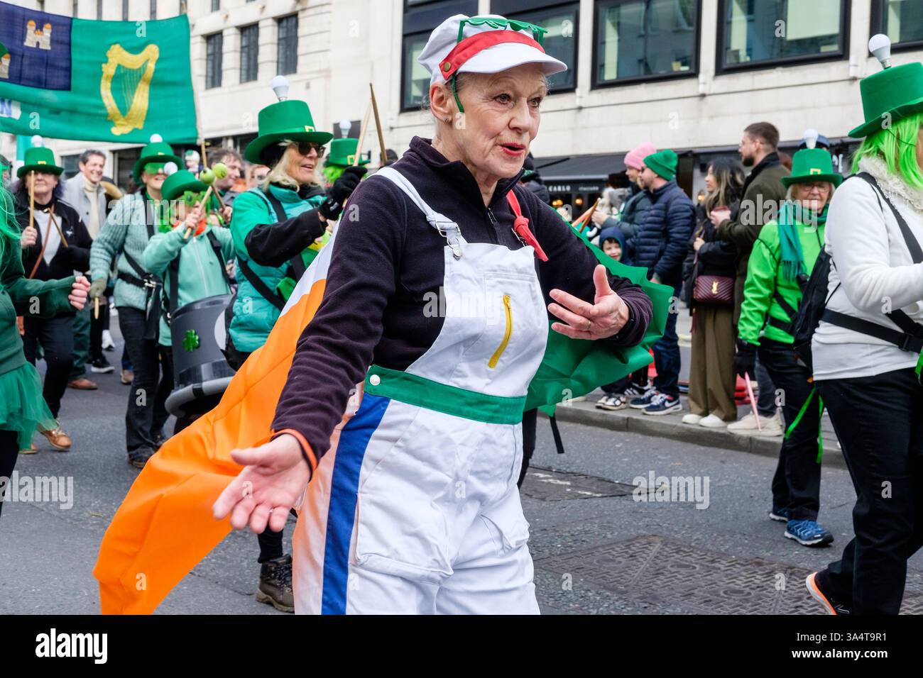 Parade de la Saint Patrick 2025 Londres, Royaume-Uni. Les participants au défilé jouent de la musique et dansent le long du parcours Banque D'Images