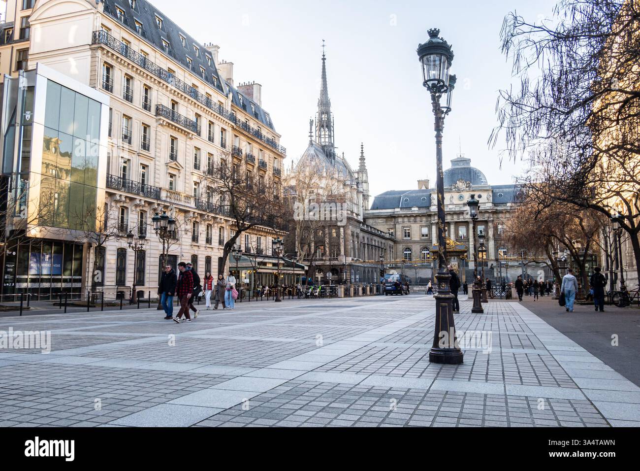 Paris, France - 06 mars 2025 : Palais de Justice de Paris photographié depuis la place Louis Lepine - photo de WillyMobilo Banque D'Images