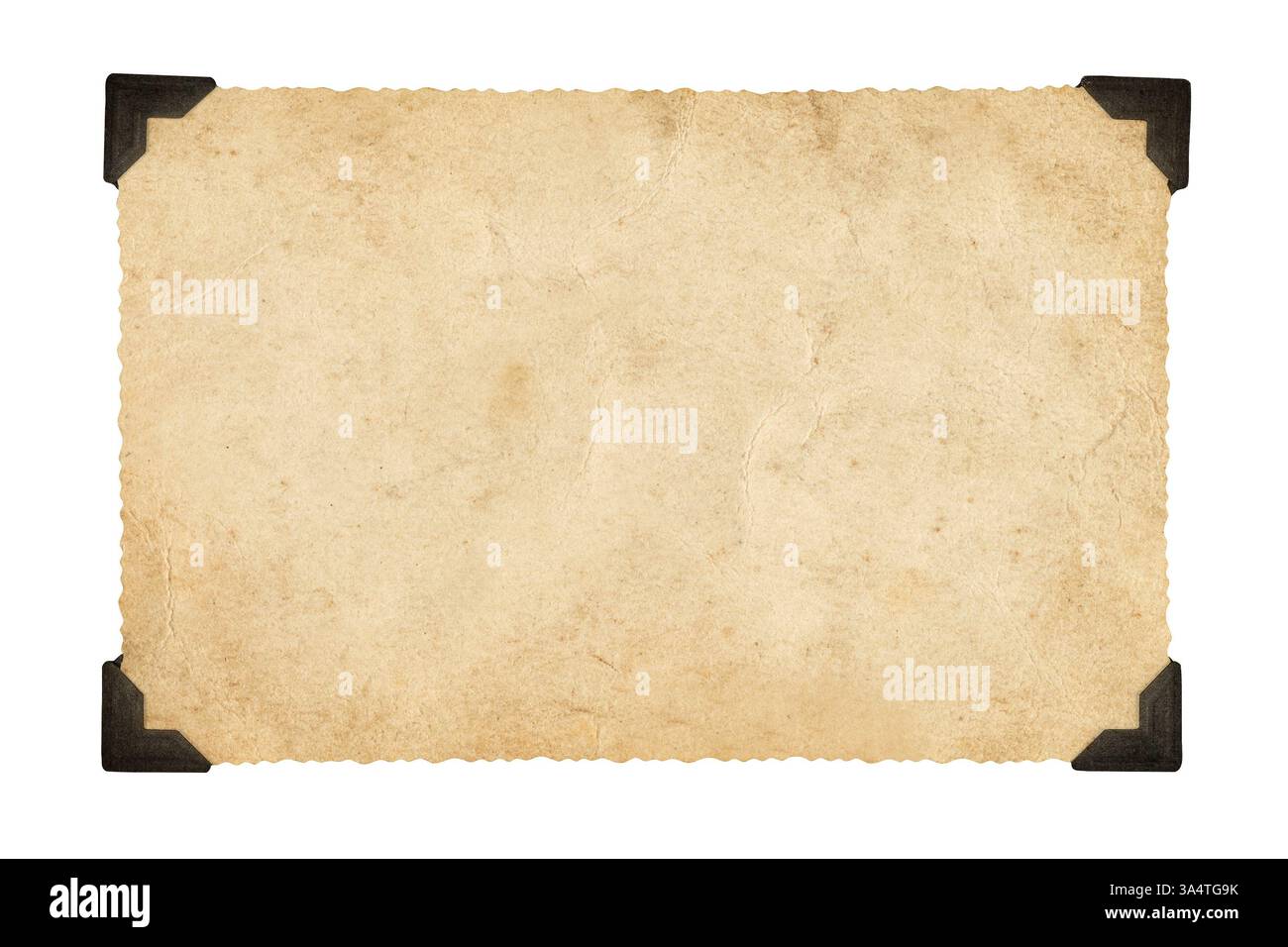 Vieux papier photo vierge avec coins isolé sur fond blanc et PNG transparent, carton grungy Banque D'Images