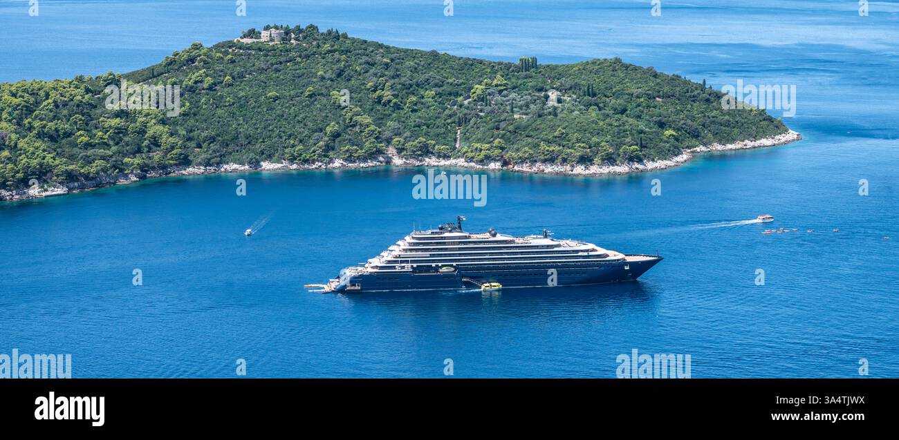 Dubrovnik, Croatie - 25 juillet 2024 : bateau de croisière de luxe Ritz-Carlton Evrima dans la baie de Dubrovnik. Vue aérienne. Banque D'Images