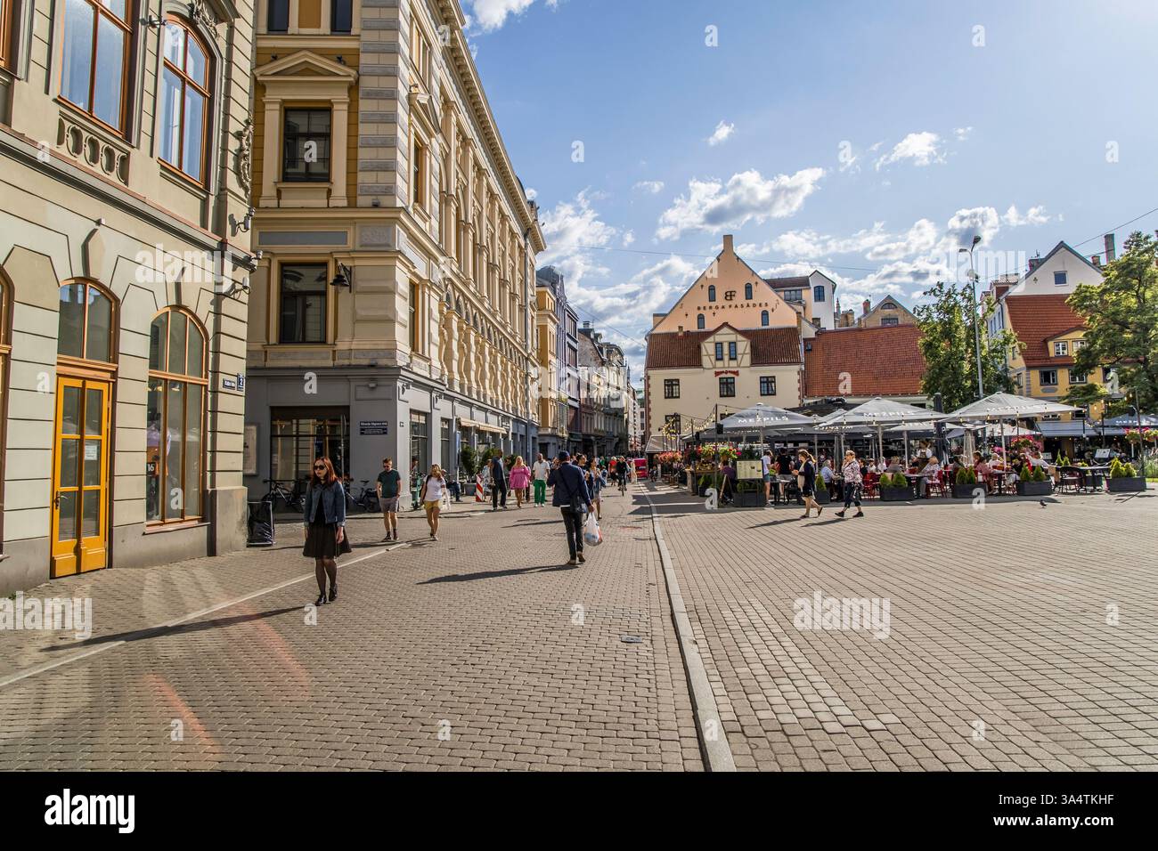 Riga, Lettonie- 7 juillet 2023 : Old Riga Livu Square sur la rue Kalku avec de nombreux cafés et restaurants. Banque D'Images