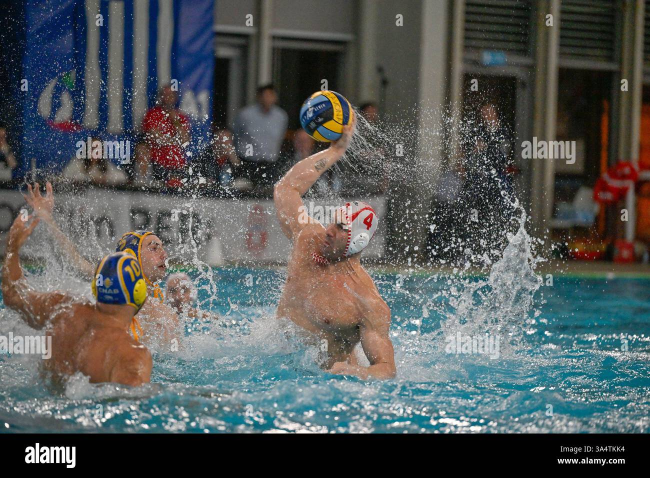 Savone, Italie. 19 mars 2025. Felipe Perrone Rocha (Zodiac CNAB) - Pietro Figlioli (RN Savona) pendant quart de finale Groupe B - Rari Nantes Savona vs Club Natacio Atletic Barceloneta, LEN Cup - Champions League Waterpolo match à Savona, Italie, 19 mars 2025 crédit : Agence photo indépendante/Alamy Live News Banque D'Images