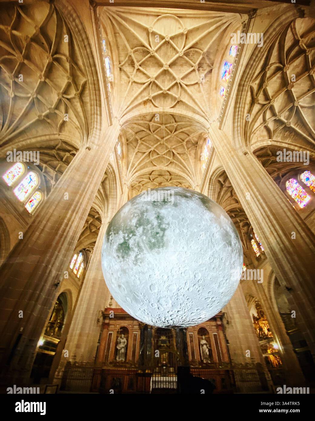 Une maquette de la lune orne la cathédrale de Ségovie à Ségovie, Castilla y Leon, Espagne Banque D'Images
