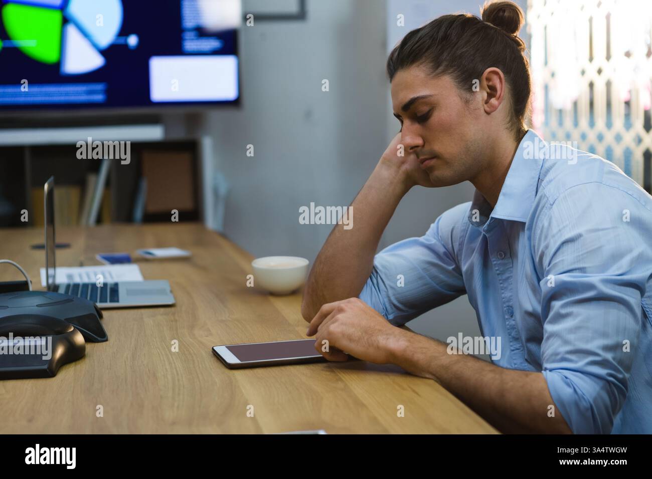 Homme d'affaires utilisant la tablette au bureau, se concentrant sur la présentation numérique, l'espace de copie Banque D'Images