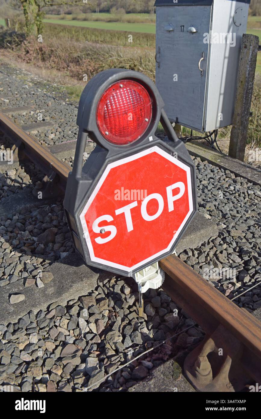 Une ligne de chemin de fer fermée à la circulation avec une possession pour des travaux d'ingénierie et un panneau d'arrêt et un feu verrouillé au rail empêchant l'accès à la voie Banque D'Images
