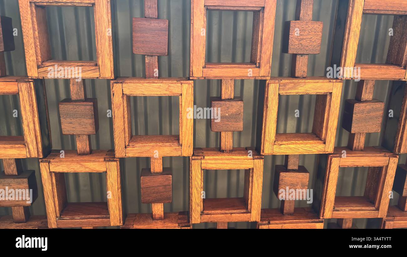 Style ancien modèle de cadre en bois de style soviétique des années 1970 Boîtes en bois formes géométriques formes de revêtement mural - Image de stock capturée avec un smartphone