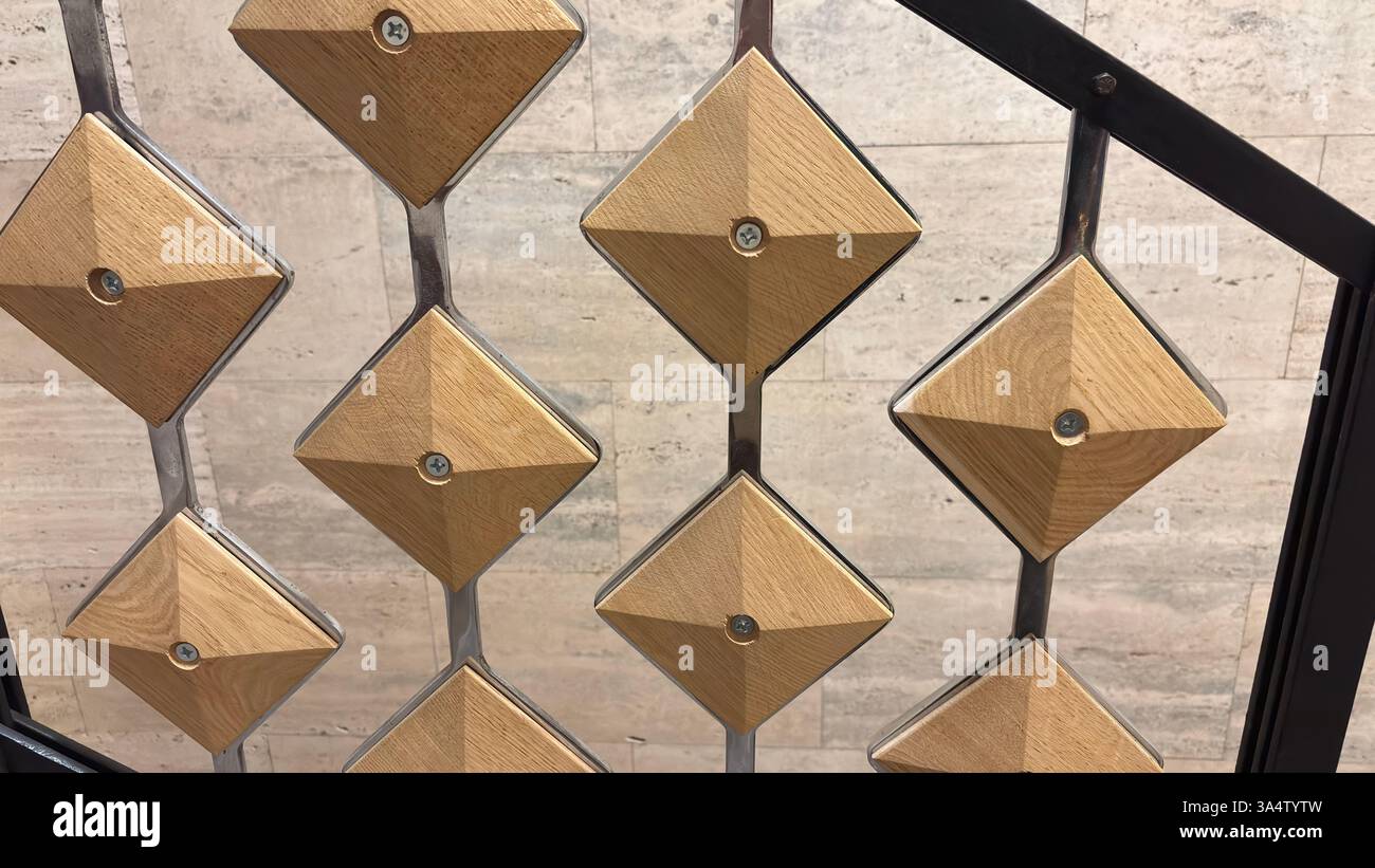 Style ancien modèle de cadre en bois de style soviétique des années 1970 Boîtes en bois formes géométriques formes de revêtement mural - Image de stock capturée avec un smartphone