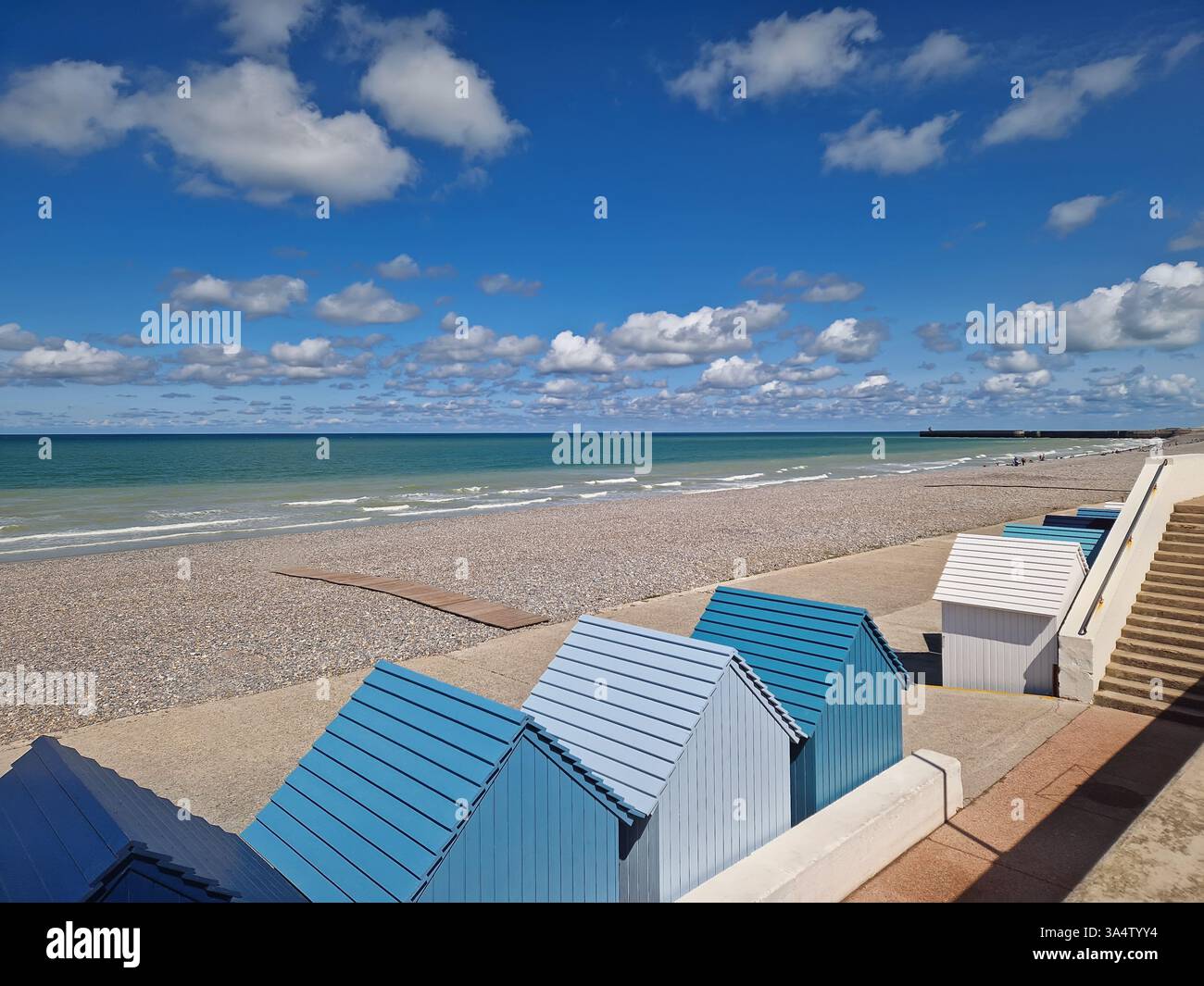Cabanes bleues vibrantes à la plage de Treport, Normandie, France. Fond de voyage Seascape avec des maisons en bois - Image de stock capturée avec un smartphone