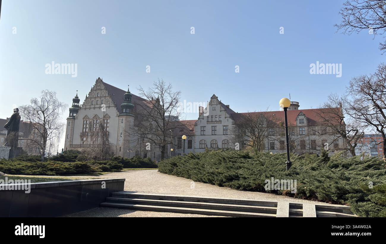 Adam Mickiewicz Square (Plac Adama Mickiewicza w Poznaniu). Collegium moins. Localisation à Poznan. Destination touristique place célèbres vieux bâtiments à Pol - Image de stock capturée avec un smartphone