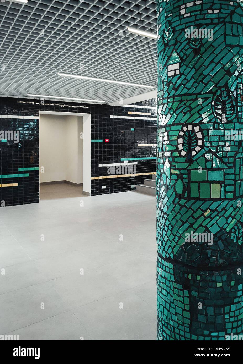 Intérieur en mosaïque de la gare routière centrale. Murs recouverts de pièces colorées représentant des autoroutes avec des voitures et des bus. Banque D'Images