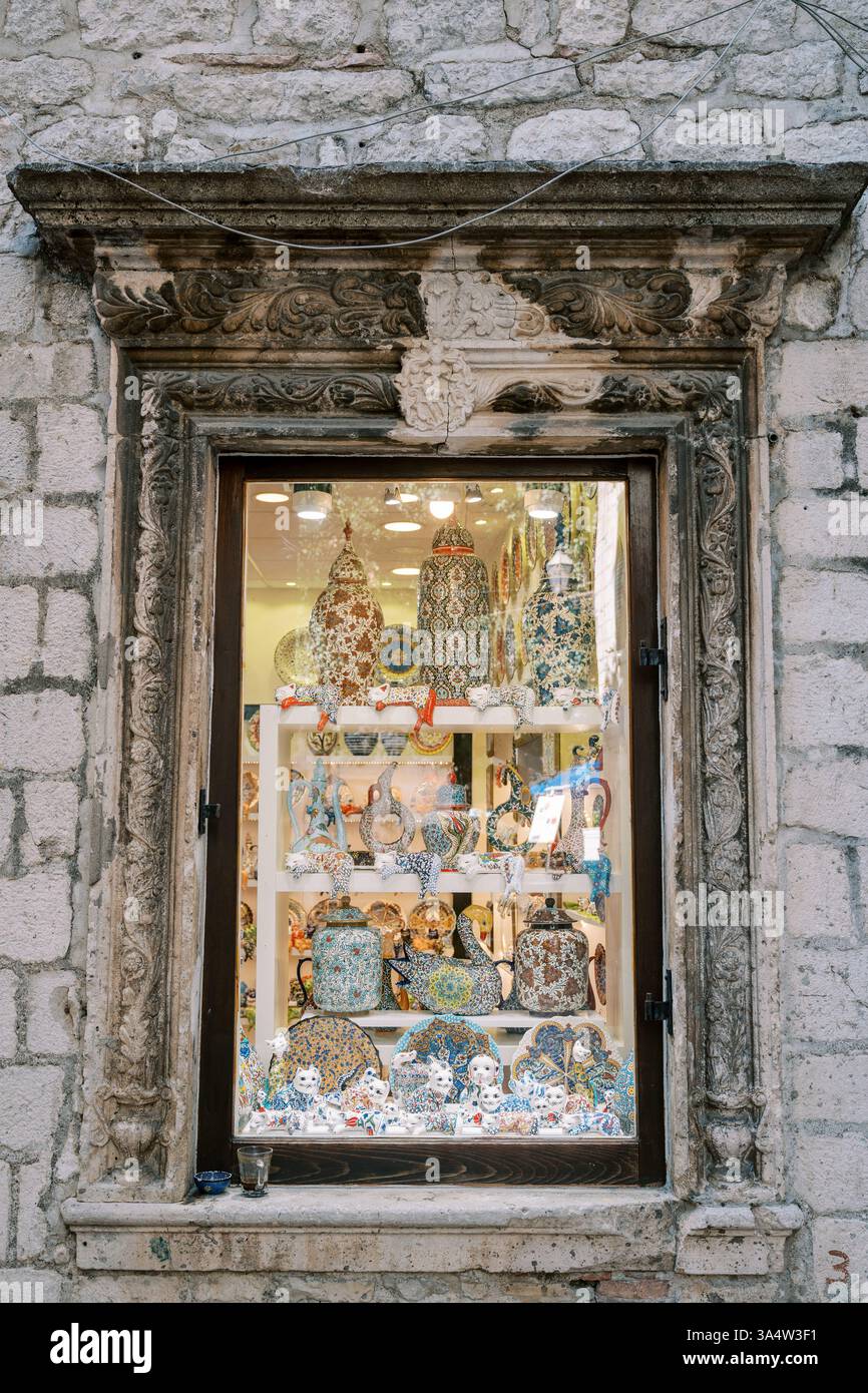 Monténégro, Kotor - 07 juillet 2024 : vitrine dans un ancien bâtiment avec des souvenirs en céramique colorés Banque D'Images