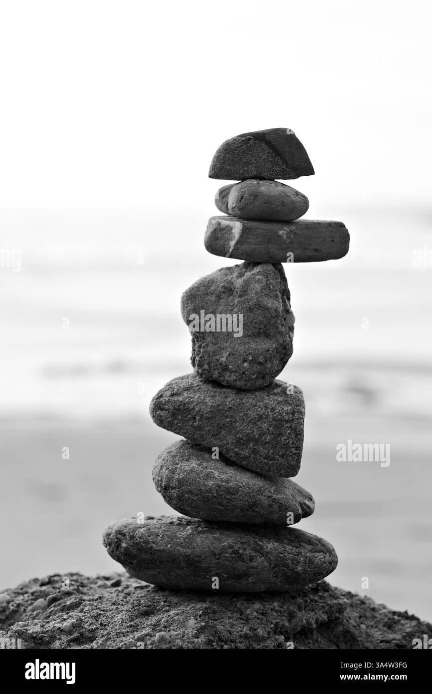 rochers empilés sur la côte Banque D'Images