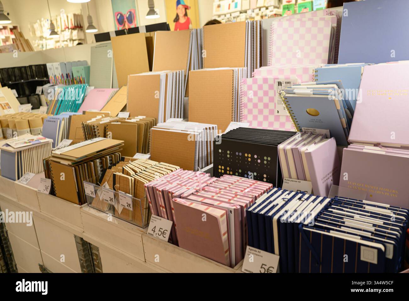 Cahiers et revues dans un magasin Flying Tiger Copenhagen – Milan, Italie – 03 mars 2025 Banque D'Images