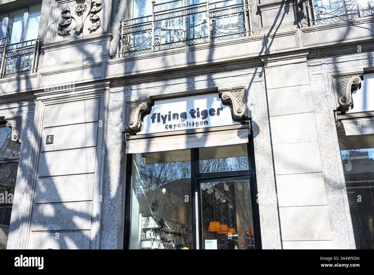 Extérieur du magasin Flying Tiger Copenhagen – Milan, Italie – 03 mars 2025 Banque D'Images