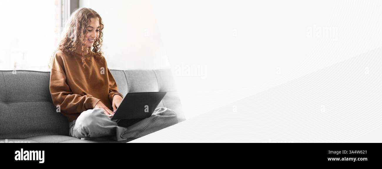 Souriant jeune femme étudiante utilisant l'apprentissage en ligne d'ordinateur portable à la maison Banque D'Images