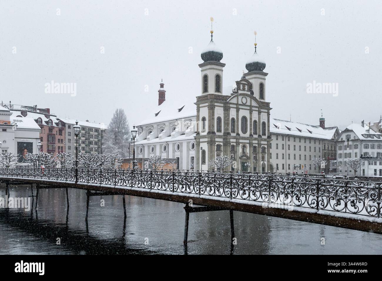 Jésuite Churchin Lucerne, Suisse, et un pont sur la rivière Reuss au premier plan Banque D'Images