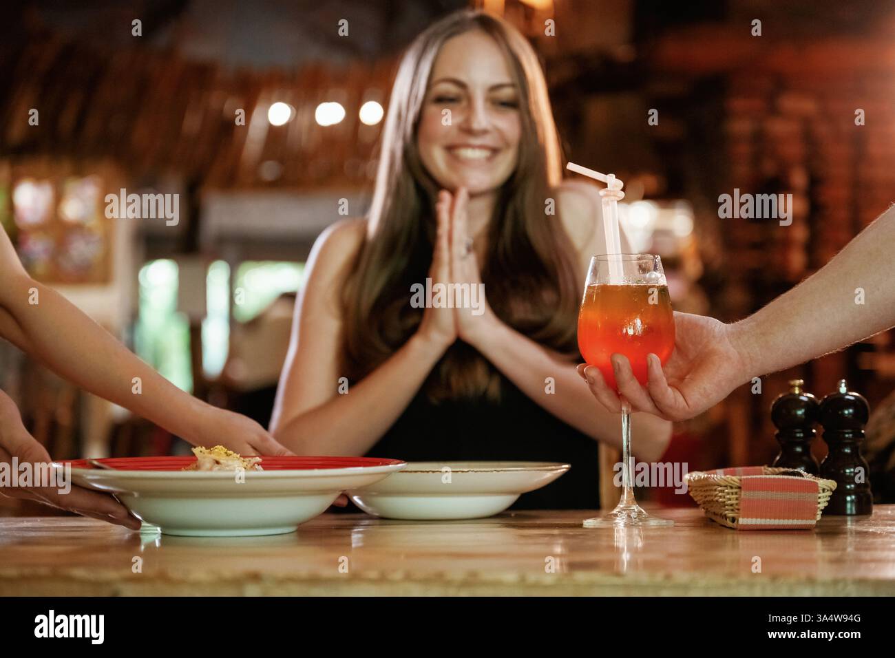 Les serveurs apportèrent la nourriture. La femme est dans le restaurant. Banque D'Images