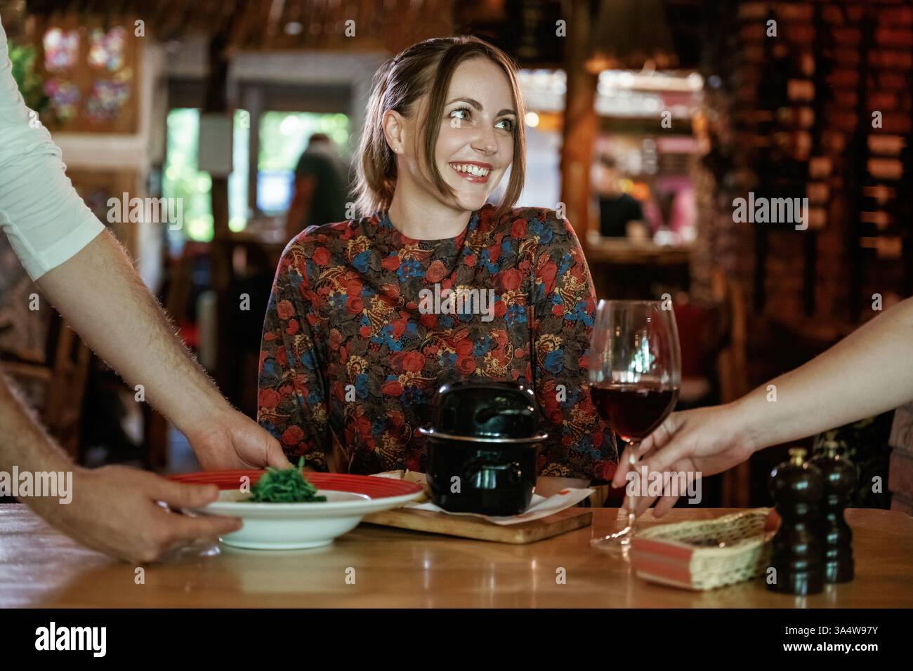 Les serveurs apportèrent la nourriture. La femme est dans le restaurant. Banque D'Images