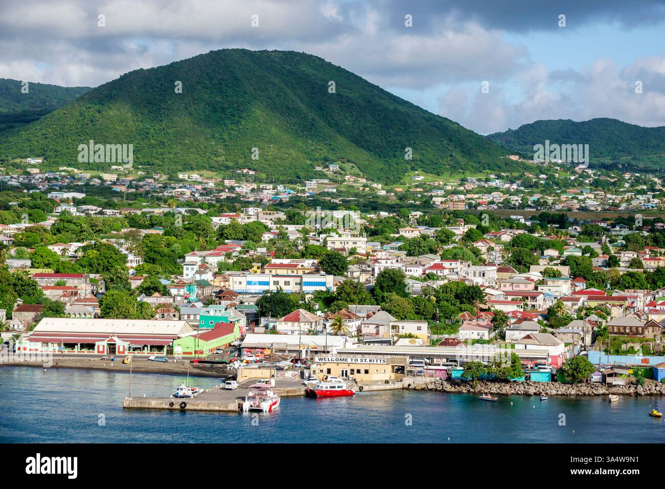 Basseterre, Saint Kitts et Nevis,Port Zante port de croisière port Basseterre Bay,Bienvenue à tous Kitts signe,terminal ferry,quai front de mer,passager b Banque D'Images
