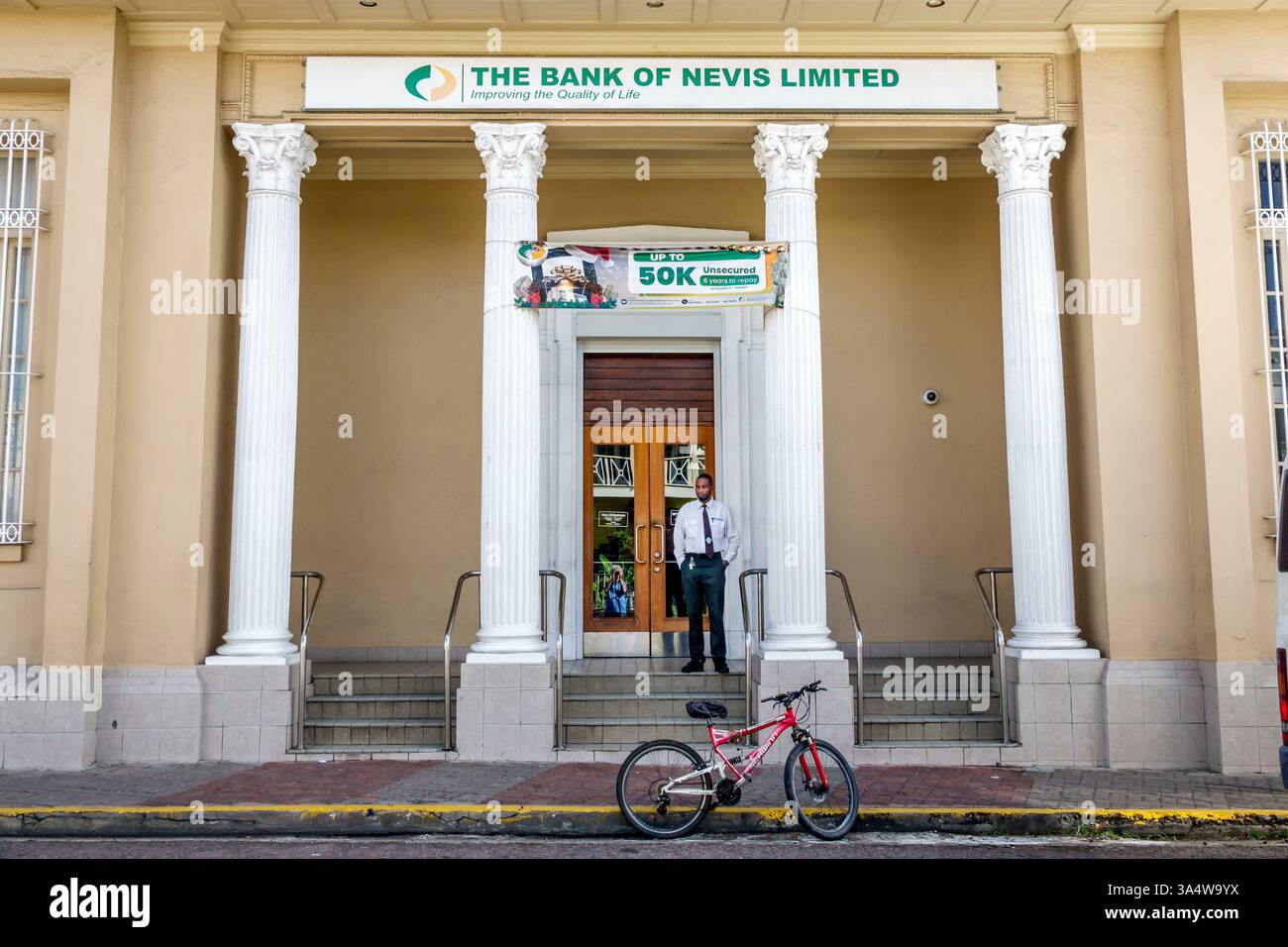Basseterre, Saint Kitts-et-Nevis, Bay Road, Bank of Nevis Limited, bâtiment bancaire, institution financière, architecture néoclassique, colonnes blanches, gr Banque D'Images