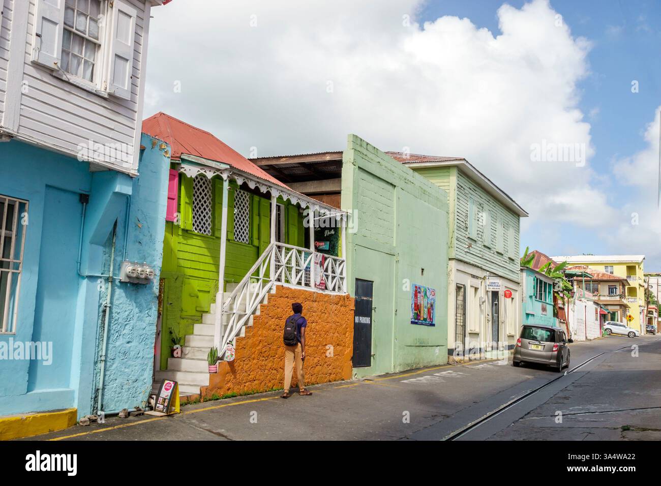 Basseterre, Saint Kitts et Nevis, College Street, bâtiments colorés, maisons en bois, architecture des Caraïbes, maisons tropicales, porche surélevé, marches en pierre, Banque D'Images