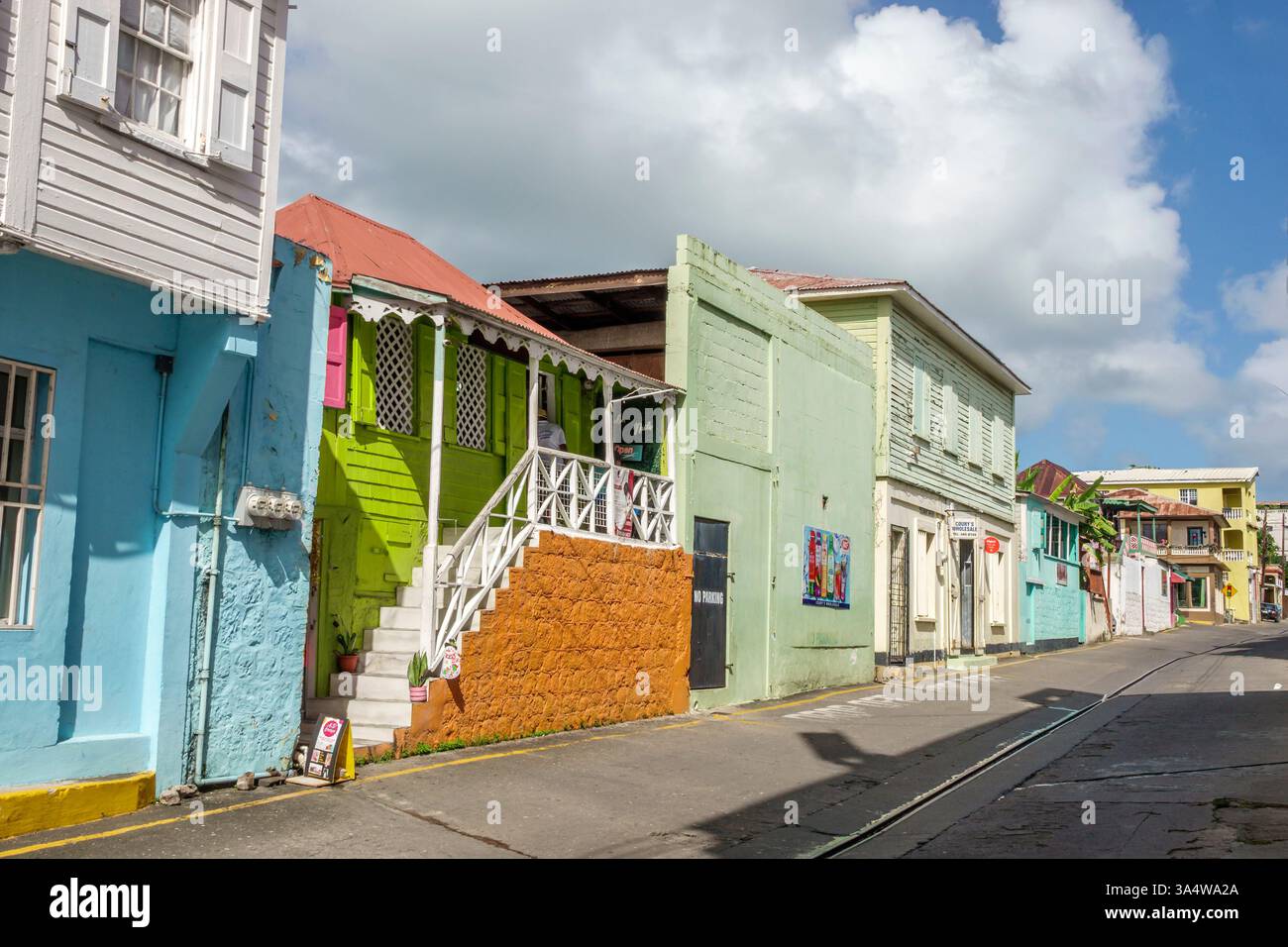 Basseterre, Saint Kitts et Nevis, College Street, bâtiments colorés, maisons en bois, architecture des Caraïbes, maisons tropicales, porche surélevé, marches en pierre, Banque D'Images