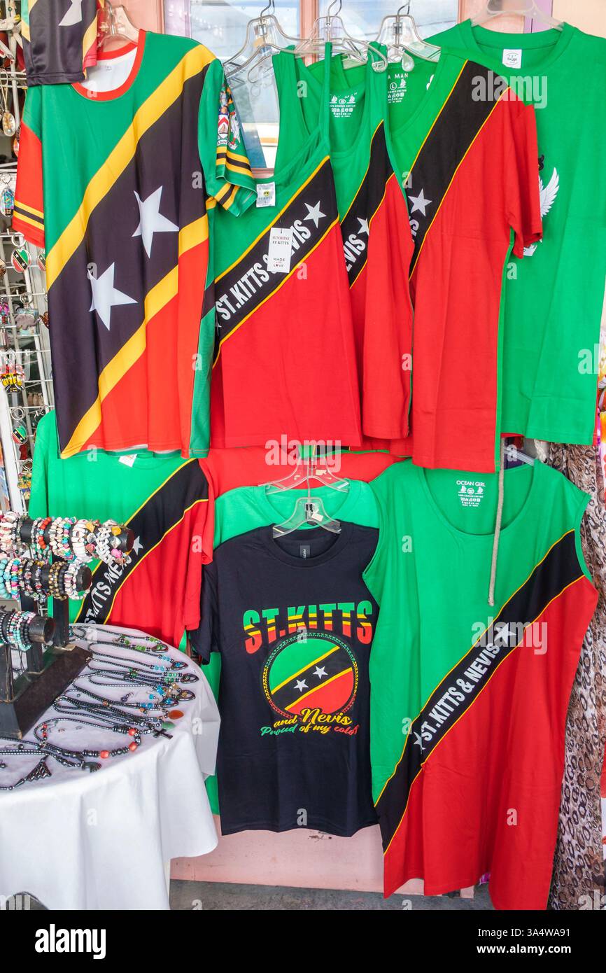 Basseterre Saint Kitts et Nevis, Port Zante port de croisière, centre commercial complexe, boutique de souvenirs, magasin de vêtements, tous Vêtements de drapeau Kitts et Nevis, national p Banque D'Images