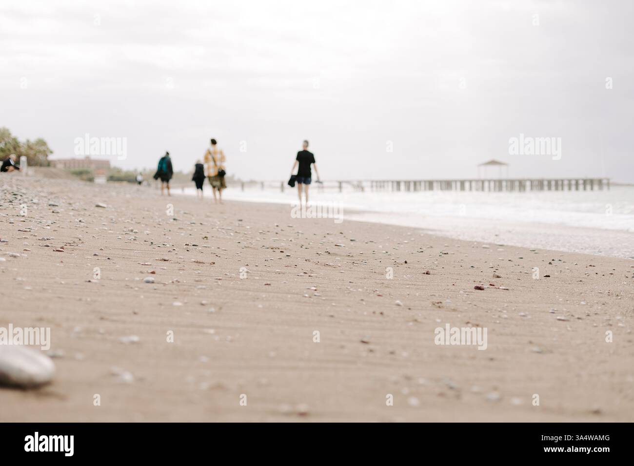 Gens marchant sur une plage rocheuse en Turquie – vacances d'automne Banque D'Images