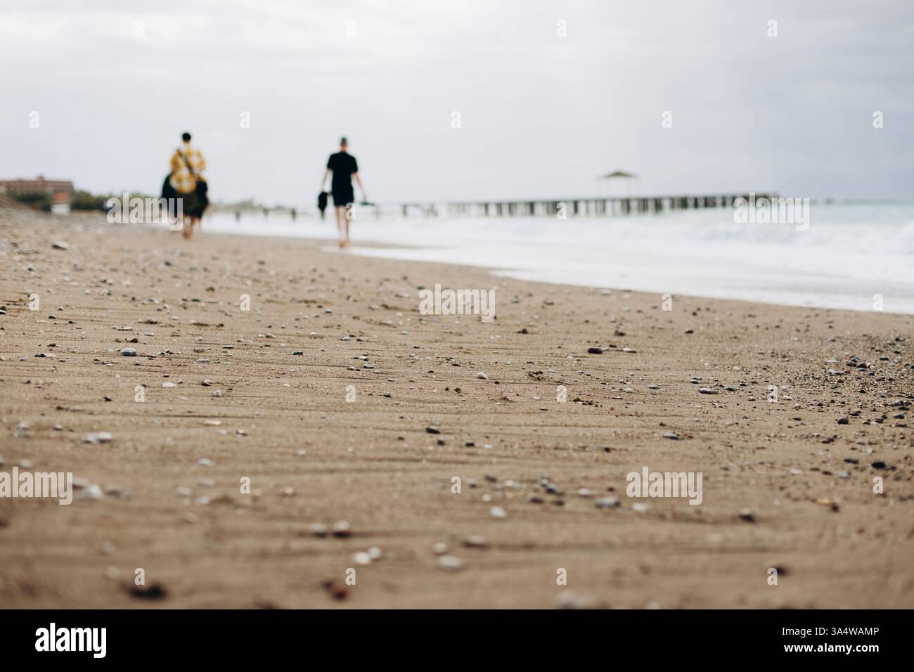 Gens marchant sur une plage rocheuse en Turquie – vacances d'automne Banque D'Images