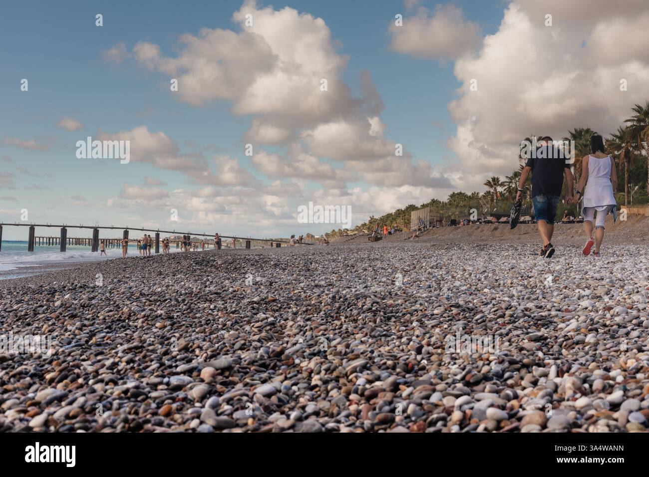 Gens marchant sur une plage rocheuse en Turquie – vacances d'automne Banque D'Images