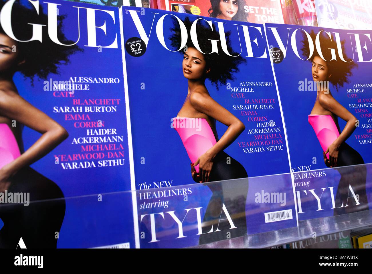 Tyla - chanteur sur le magazine Vogue. Musicien sud-africain connu pour sa chanson pop amapiano Water. Port de bottes de bustier et de legging imprimées en 3D Balenciaga. Banque D'Images