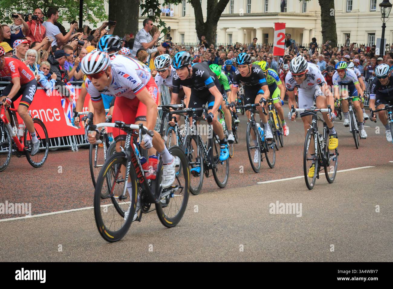 Tour de France 2014. Chris Frome et Gareth Thomas, coureurs de Team Sky, courent vers l'arrivée de la troisième étape du Tour de France 2014 dans le centre de Londres, au Royaume-Uni. Banque D'Images