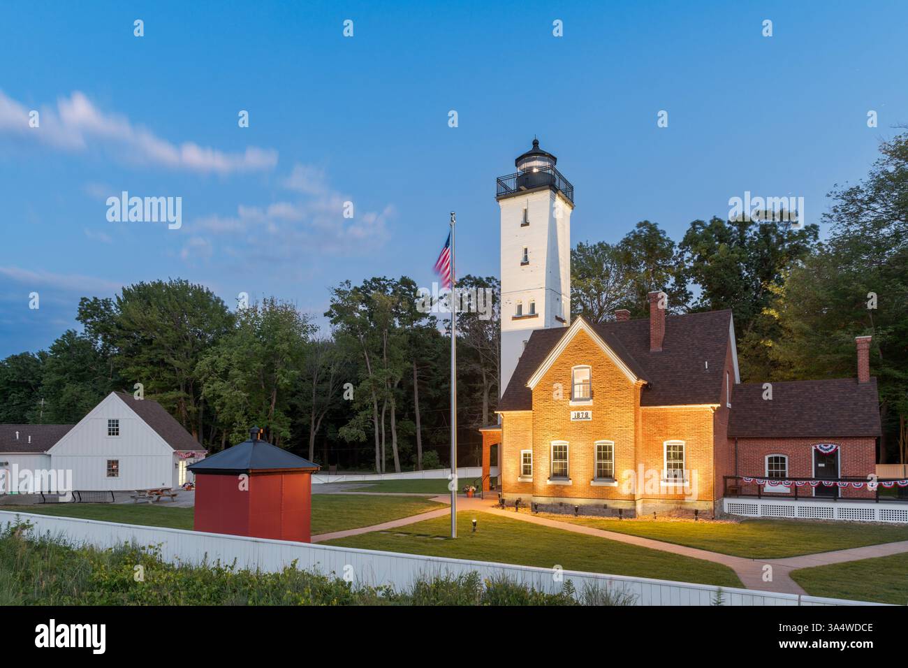 Presque Isle Lighthouse à Erie, Pennsylvanie, États-Unis au crépuscule. Banque D'Images
