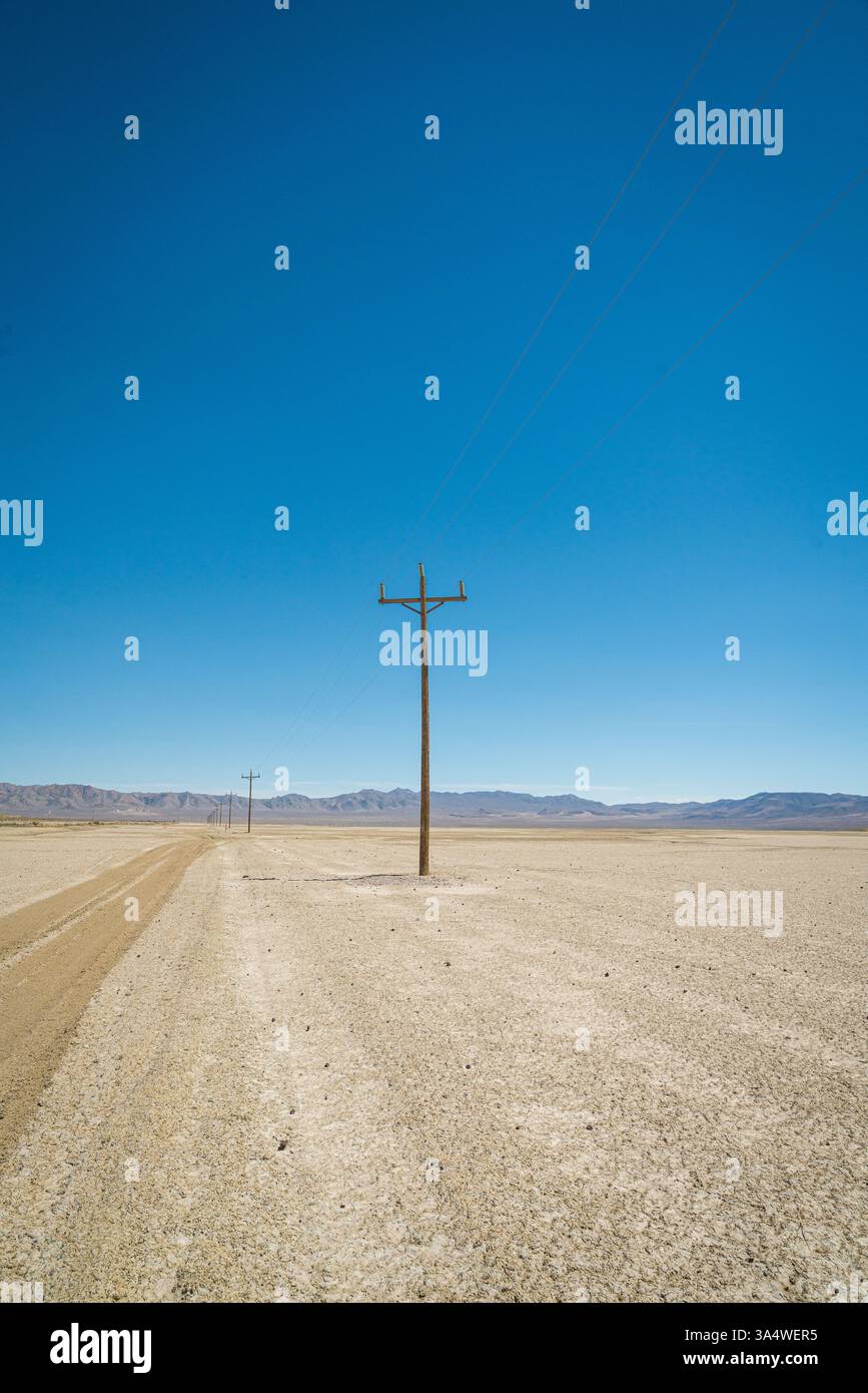 Au milieu de la beauté aride du désert du Nevada, un poteau téléphonique se tient comme un rappel de connexion dans l'isolement. Banque D'Images