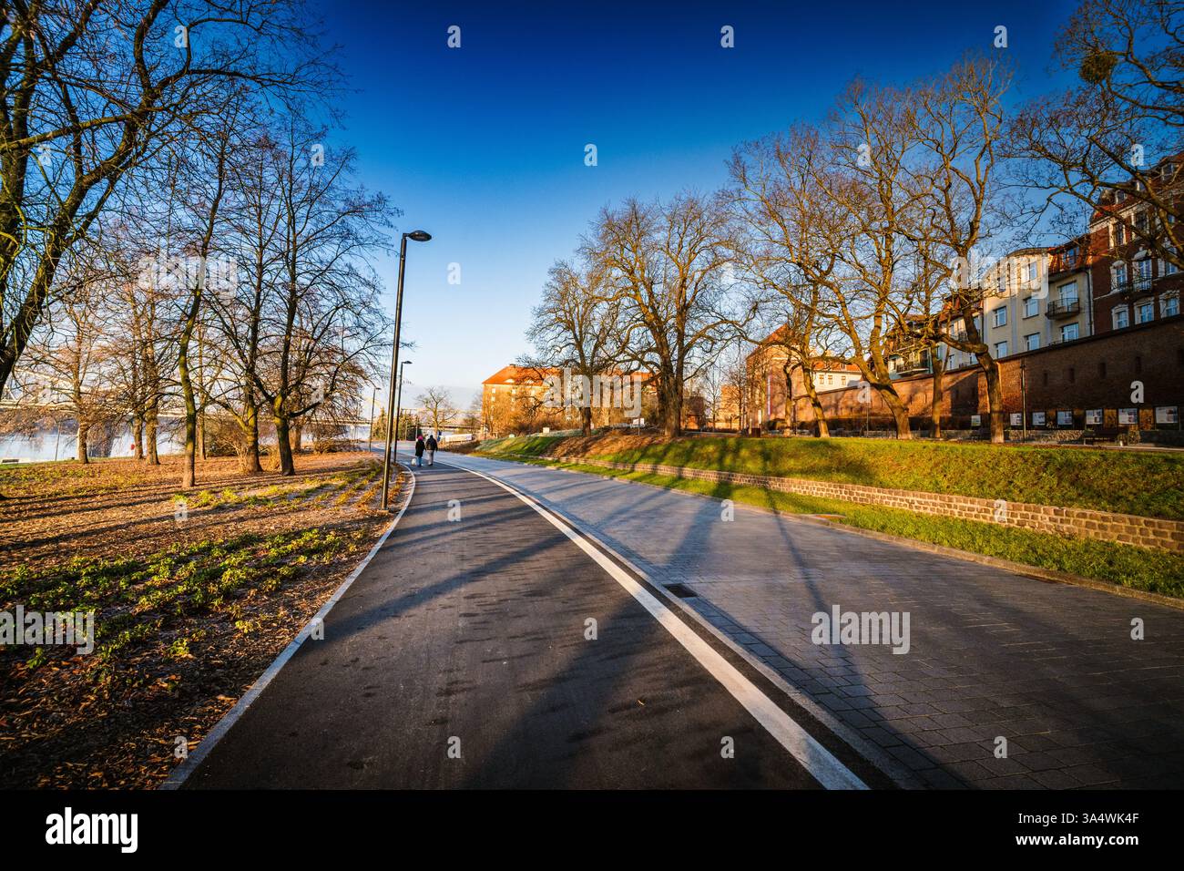En flânant le long des rives pittoresques de la Vistule, les visiteurs apprécient l'ambiance sereine de la ville historique de Torun, en Pologne. Banque D'Images