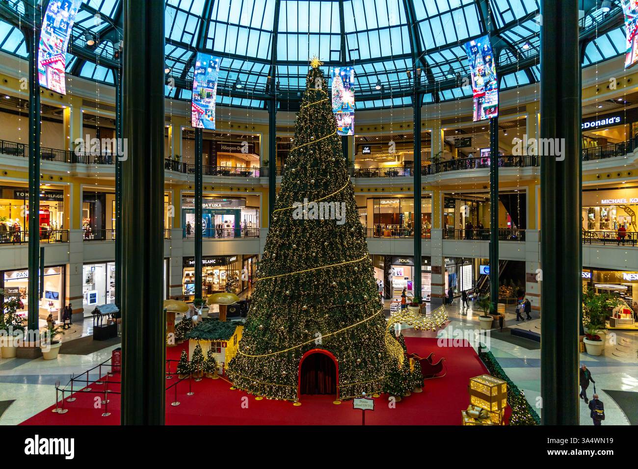 Arbre de Noël dans le centre commercial Colombo. Avec plus de 340 boutiques et 60 restaurants, 8 cinémas le plus grand centre commercial du Portugal. Banque D'Images