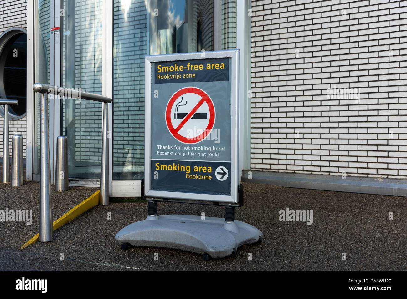 Panneau zone fumeurs et cendrier en un. La zone fumeur est à l'extérieur de l'aéroport Schiphol Amsterdam. Banque D'Images Panneau zone fumeurs et cendrier en un. La zone fumeur est à l'extérieur de l'aéroport Schiphol Amsterdam. Banque D'Images