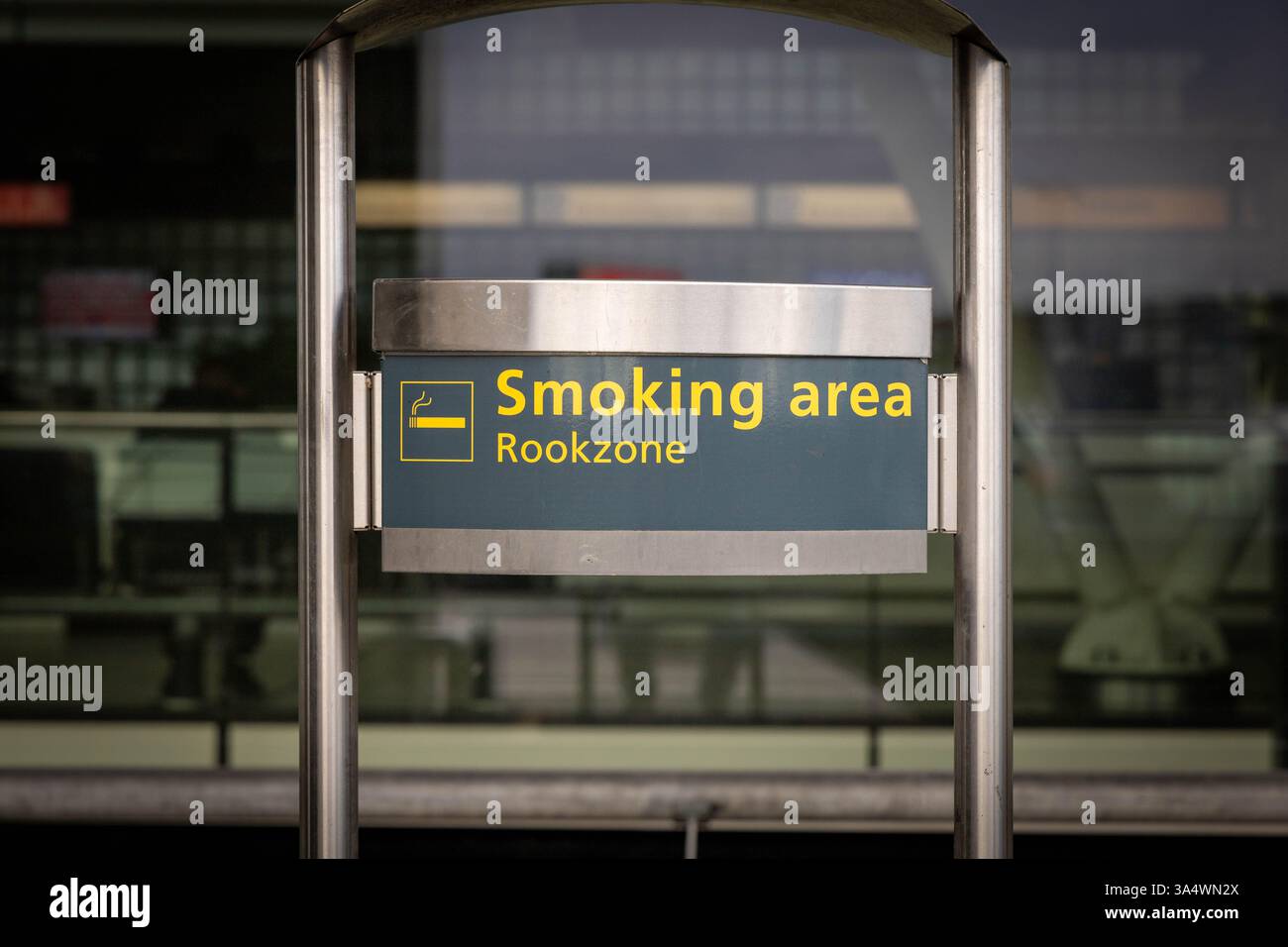 Panneau zone fumeurs et cendrier en un. La zone fumeur est à l'extérieur de l'aéroport Schiphol Amsterdam. Banque D'Images Panneau zone fumeurs et cendrier en un. La zone fumeur est à l'extérieur de l'aéroport Schiphol Amsterdam. Banque D'Images