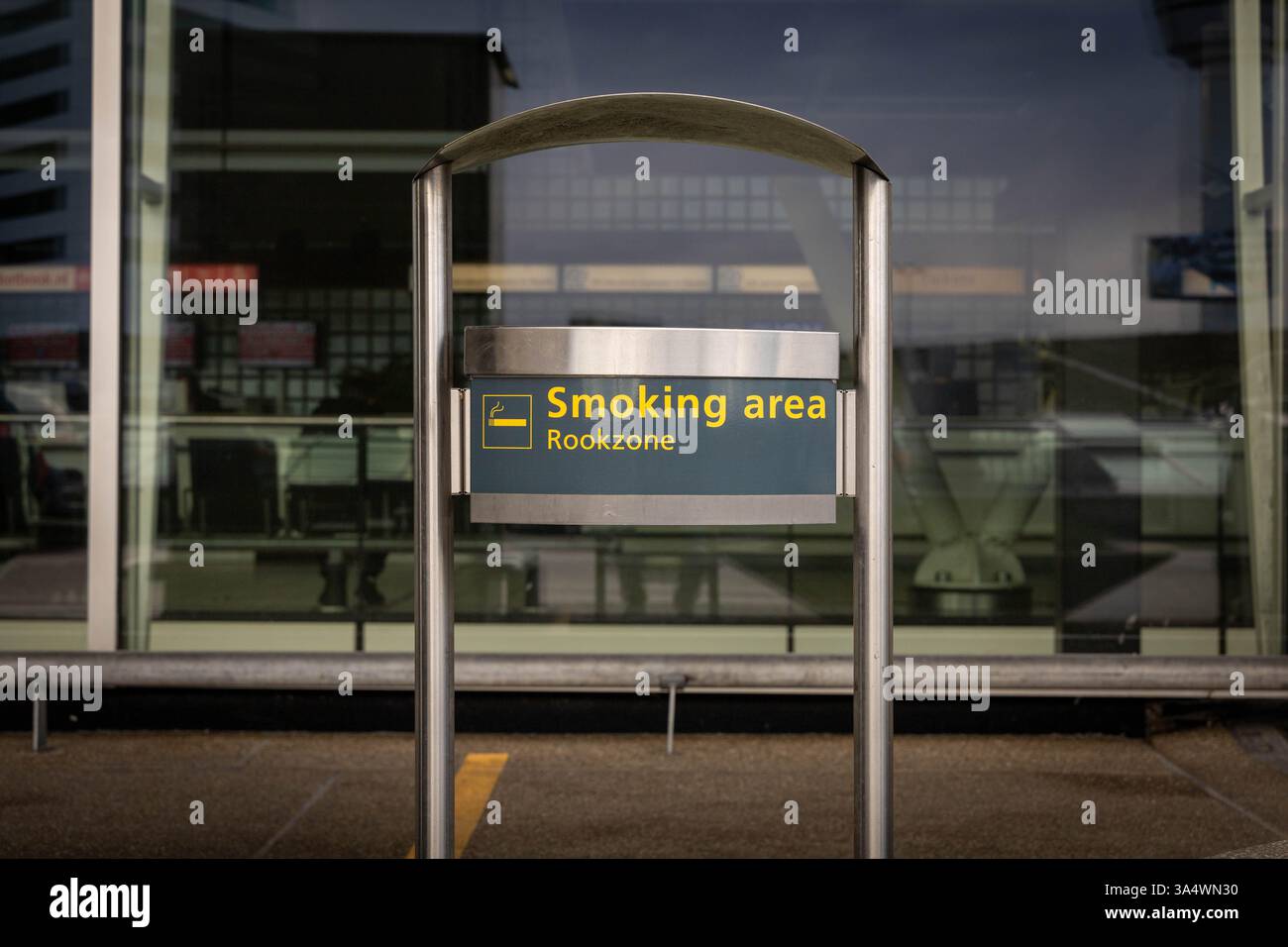 Panneau zone fumeurs et cendrier en un. La zone fumeur est à l'extérieur de l'aéroport Schiphol Amsterdam. Banque D'Images Panneau zone fumeurs et cendrier en un. La zone fumeur est à l'extérieur de l'aéroport Schiphol Amsterdam. Banque D'Images