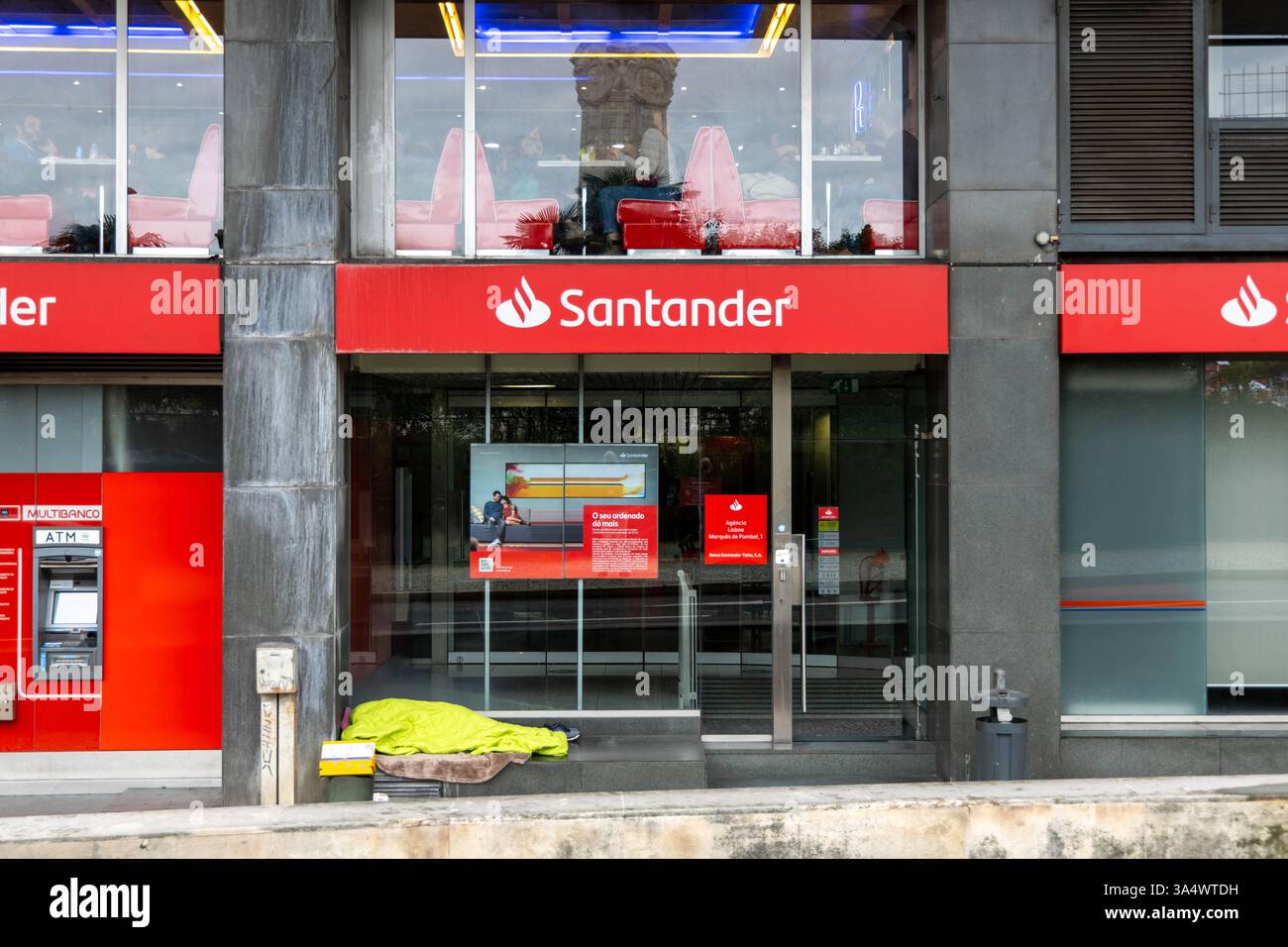 Santander Bank avec signe de logo lumineux et distributeur automatique de billets à l'extérieur la nuit Portugal. Banco Santander est une banque espagnole. Banque D'Images Santander Bank avec signe de logo lumineux et distributeur automatique de billets à l'extérieur la nuit Portugal. Banco Santander est une banque espagnole. Banque D'Images