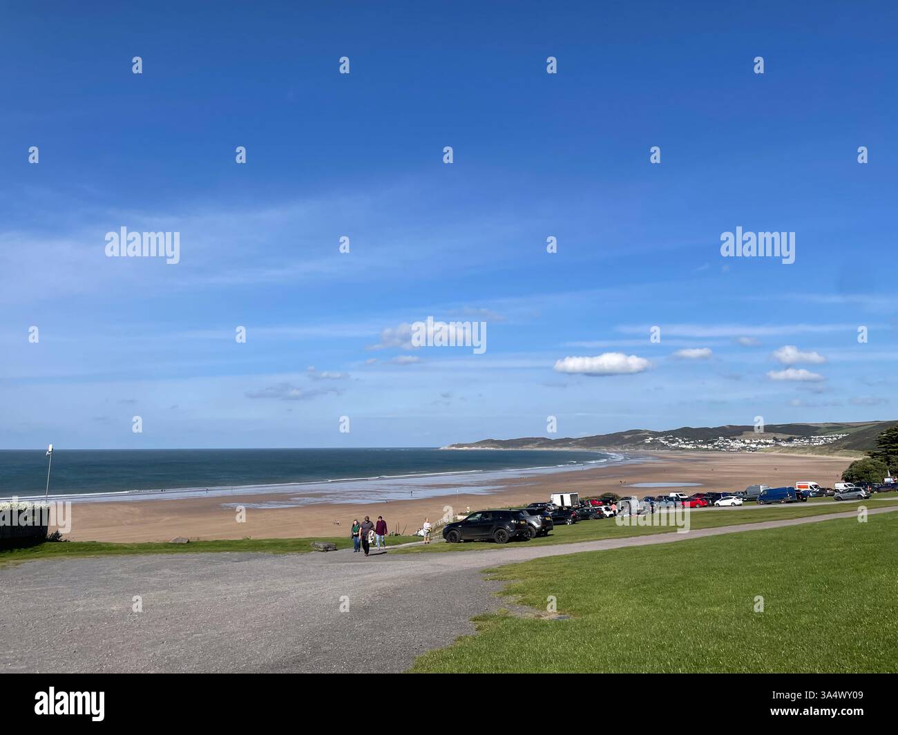 Putsborough Beach et parking regardant le long du sable doré de Woolacombe vers Woolacombe dans le nord du Devon. Banque D'Images