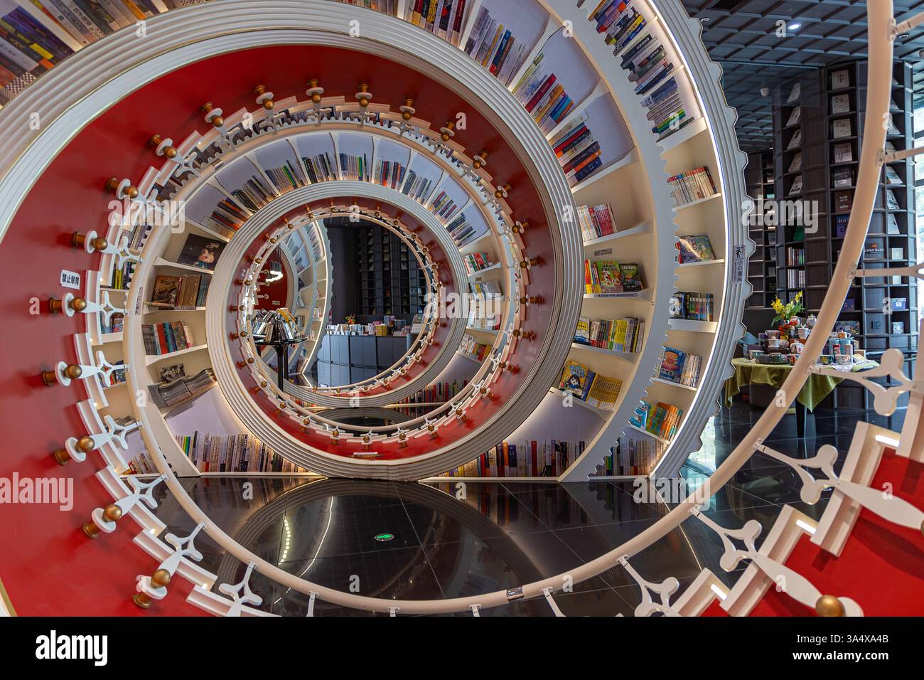 Shenzhen, Chine - novembre 06. 2023 : la conception futuriste moderne de l'architecture intérieure avec réflexion au sol dans la librairie Zhongshuge à Shenzh Banque D'Images