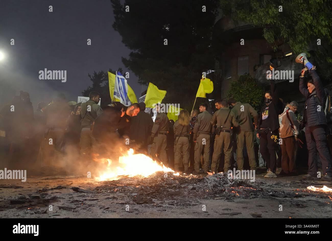 JÉRUSALEM - 19 MARS : des membres des forces de sécurité israéliennes affrontent des manifestants antigouvernementaux après avoir mis le feu au cours d'une manifestation près de la résidence privée du premier ministre Benjamin Netanyahu le 19 mars 2025 à Jérusalem, en Israël. La protestation intervient pendant des tensions croissantes alors que Netanyahu annonce son intention de licencier Ronen Bar, directeur du Shin Bet, en raison d'une « méfiance persistante » en temps de guerre. Banque D'Images