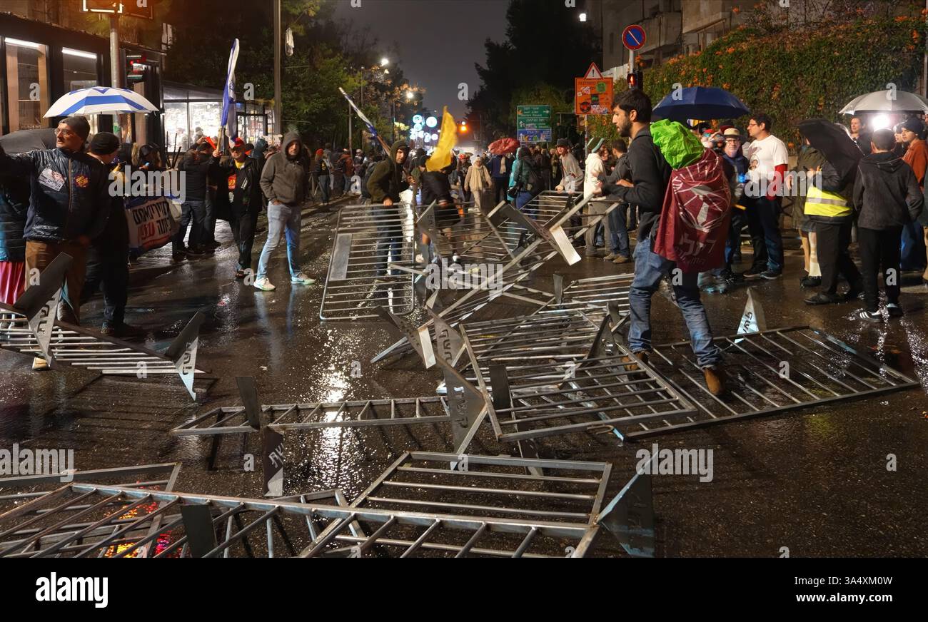 JÉRUSALEM - 19 MARS : des manifestants antigouvernementaux jettent des barricades pour bloquer une route lors d'une manifestation près de la résidence privée du premier ministre Benjamin Netanyahu le 19 mars 2025 à Jérusalem, en Israël. La protestation intervient pendant des tensions croissantes alors que Netanyahu annonce son intention de licencier Ronen Bar, directeur du Shin Bet, en raison d'une « méfiance persistante » en temps de guerre. Banque D'Images