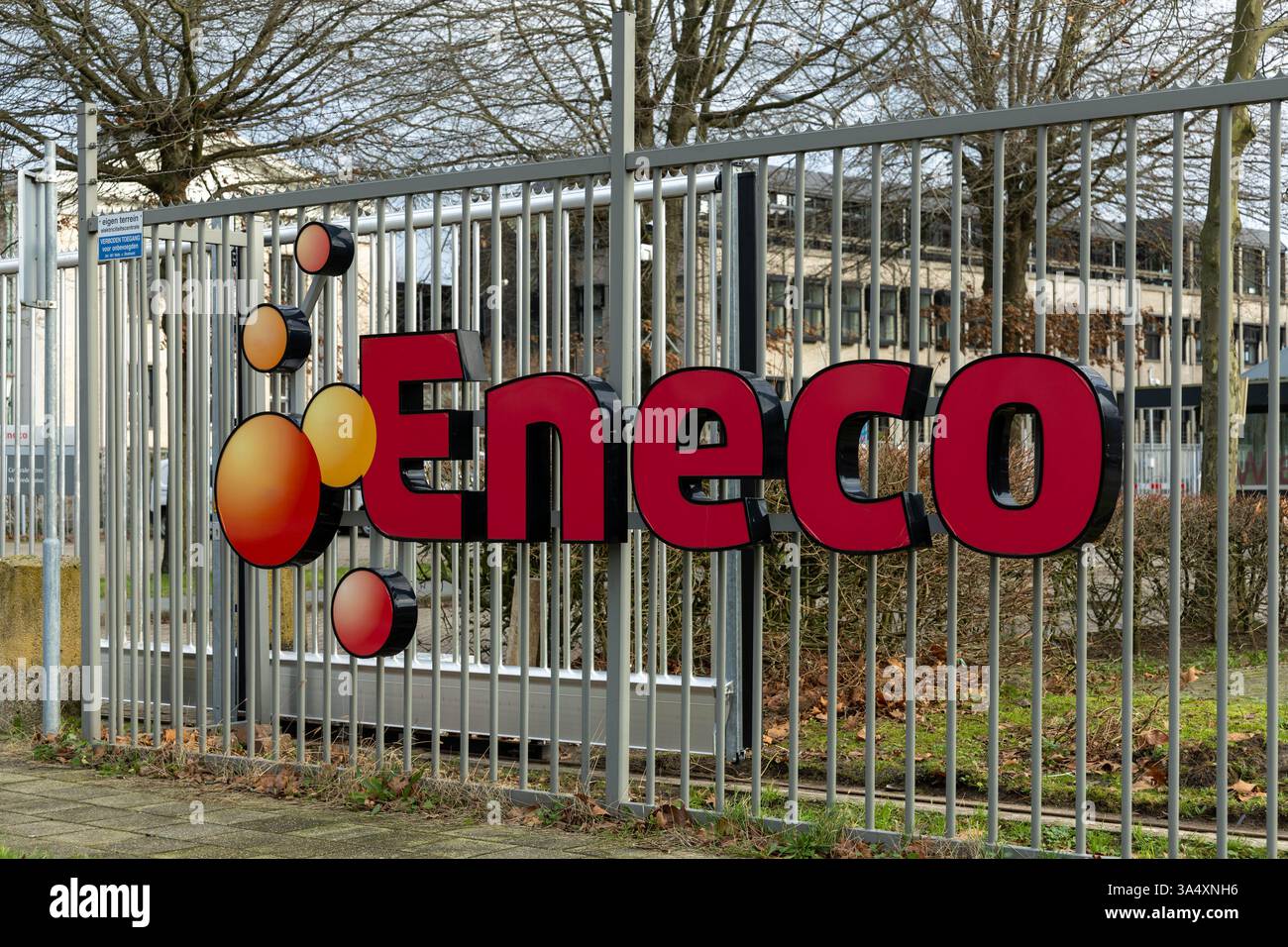 Logo Eneco signe sur un bureau à Utrecht. Eneco est une entreprise énergétique internationale engagée dans l’accélération de la transition énergétique Banque D'Images